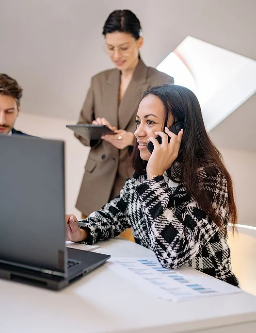 Cliente conversando com a contadora no escritório
