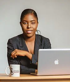 Contadora sorrindo no escritório