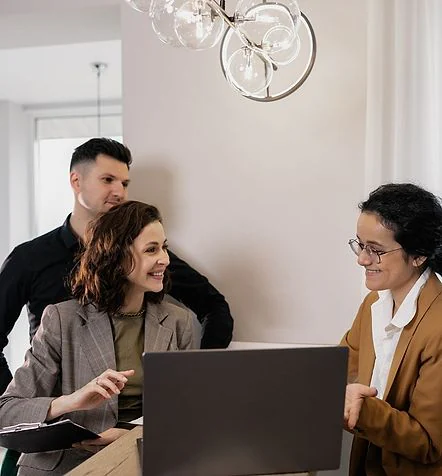 Consultora atendendo um casal de clientes no escritório