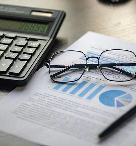Relatório financeiro mensal com calculadora sobre a mesa