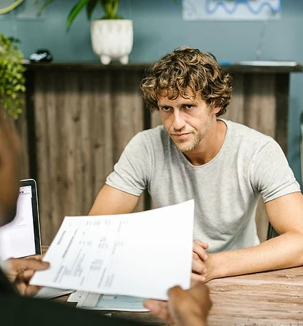 Cliente conversando com o novo contador no escritório